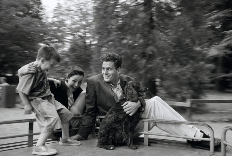 Famille dans un jardin piblic